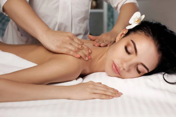 Mulher relaxada recebendo massagem — Fotografia de Stock