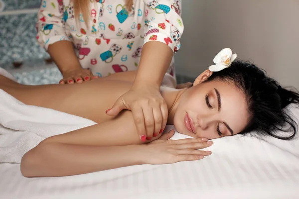 Femme détendue recevant un massage — Photo