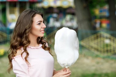 Tatlı pamuk şeker tutan çekici kadın