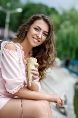 dondurma ile genç gülümseyen kız
