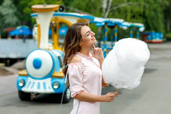 Atractiva mujer sosteniendo dulce algodón de azúcar — Foto de Stock