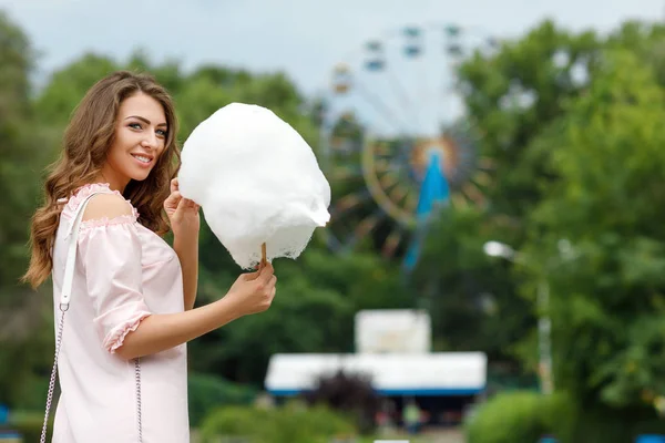 Mulher atraente segurando doce algodão doce — Fotografia de Stock
