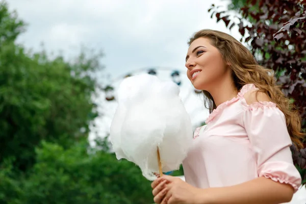 Donna attraente in possesso di zucchero filato dolce — Foto Stock