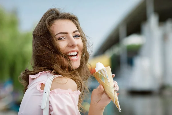 Молодая улыбающаяся девушка с мороженым — стоковое фото