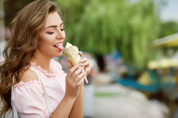 Молода усміхнена дівчина з морозивом — стокове фото