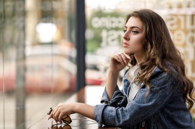 kadın oturuyor bir kafe ve rüyalar