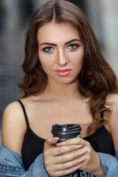 Mujer con café en la calle — Foto de Stock