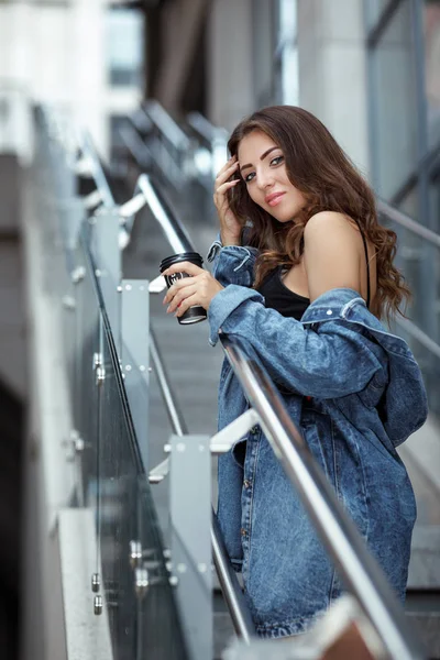 Mujer con café en la calle — Foto de Stock