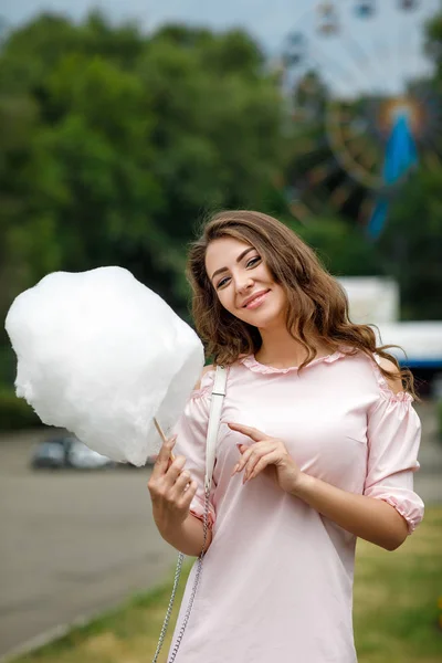 Приваблива жінка тримає солодку бавовняну цукерку — стокове фото