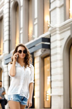 Genç bayan telefonda konuşuyor.