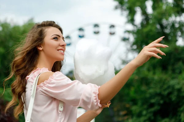 Attraktive Frau mit süßen Zuckerwatte — Stockfoto