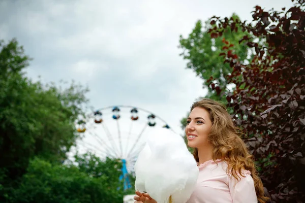 Attraktive Frau mit süßen Zuckerwatte — Stockfoto
