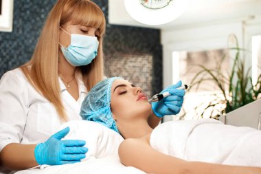 Şevval özçelik güzellik spa salonda yüz temizleme yapar.