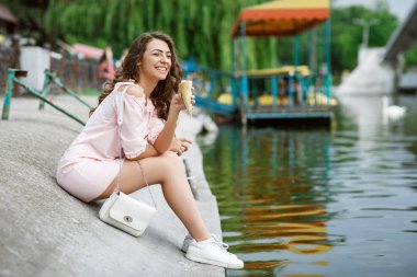 dondurma ile genç gülümseyen kız