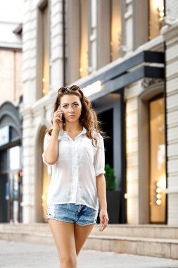 Genç bayan telefonda konuşuyor.