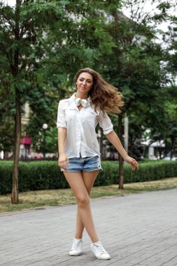 Kulaklıklı genç bir kadın.