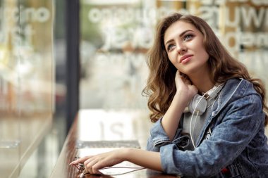 kadın oturuyor bir kafe ve rüyalar