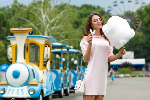 Mulher atraente segurando doce algodão doce — Fotografia de Stock