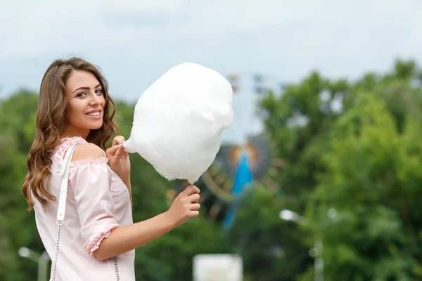 Attrayant femme tenant bonbons en coton doux — Photo