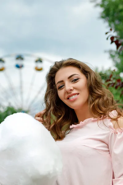 Attraktive Frau mit süßen Zuckerwatte — Stockfoto