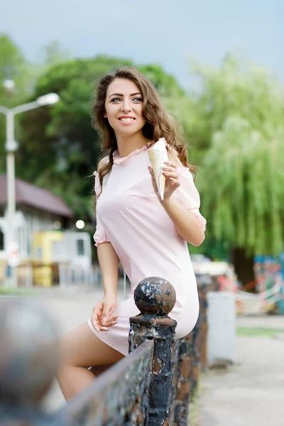 Joven sonriente chica con helado — Foto de Stock