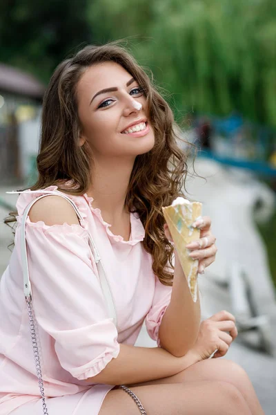 Jovem sorrindo menina com sorvete — Fotografia de Stock