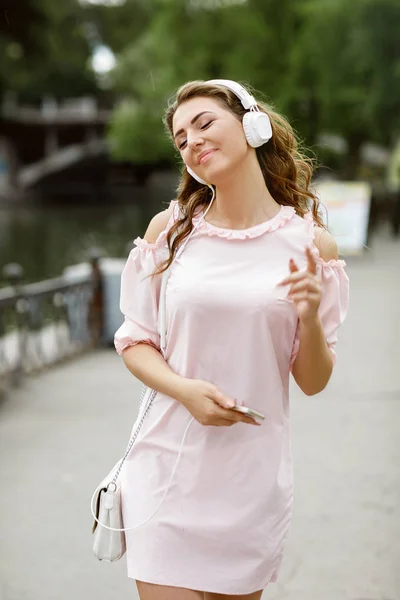 Fiatal nő zenét hallgat fejhallgatón — Stock Fotó