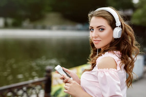 Νεαρή γυναίκα που ακούει μουσική στα ακουστικά — Φωτογραφία Αρχείου