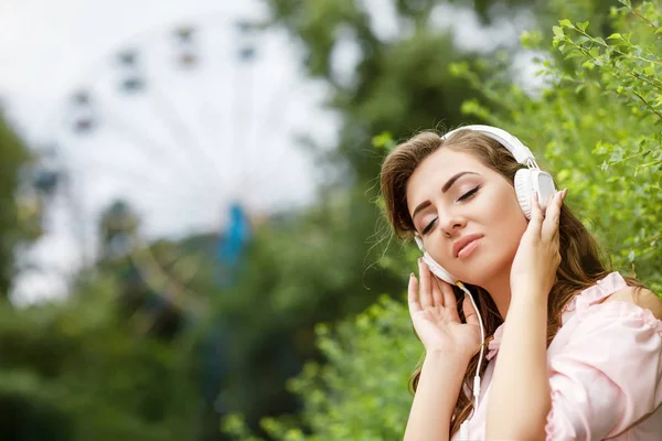 Beautiful Smiling Young Woman Listening Music Headphones Park — Stock Photo, Image