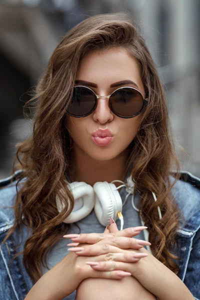 Kadın güneş gözlüğü ve kulaklık ile — Stok fotoğraf
