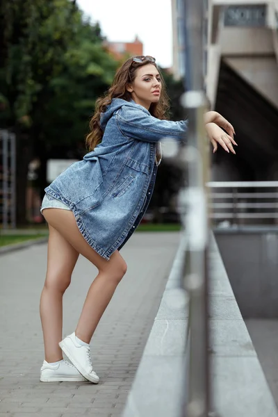 Vrouw met hoofdtelefoon en zonnebril — Stockfoto