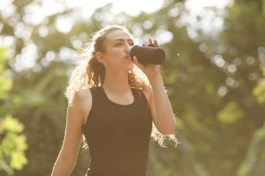 Kadın içecekler su çalıştırdıktan sonra