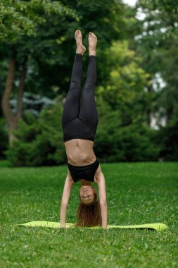 Esneme egzersizleri yapan bir kadın.