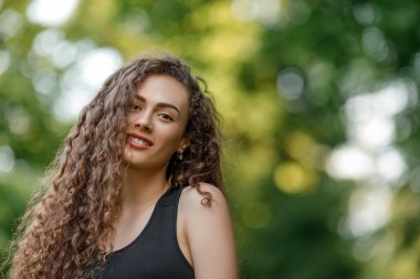 kıvırcık güzel gülümseyen kadın