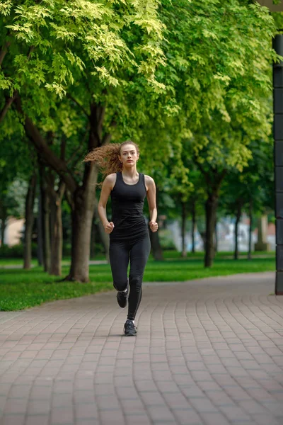 Ung attraktiv kvinna kör — Stockfoto