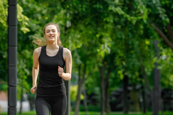 Joven atractiva mujer corriendo — Foto de Stock