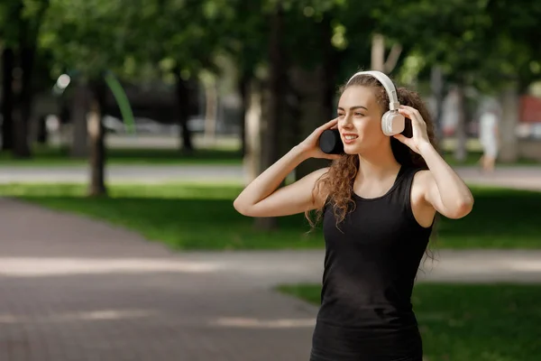 Mujer escuchando música en los auriculares —  Fotos de Stock