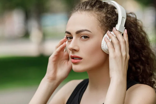 Mujer escuchando música en los auriculares — Foto de Stock