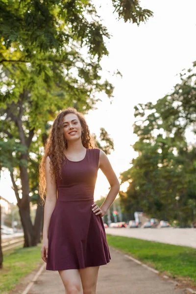 Encaracolado bela mulher sorridente — Fotografia de Stock