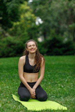 Esneme egzersizleri yapan bir kadın.