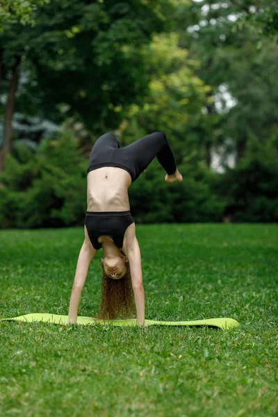 Woman doing stretching exercises — Stock Photo, Image