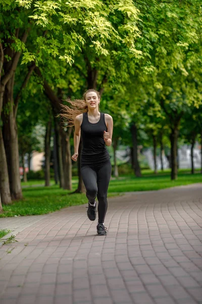 Молодая привлекательная женщина бежит — стоковое фото