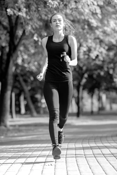 Молодая привлекательная женщина бежит — стоковое фото