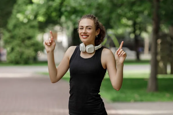 Woman listening to music on headphones — Stock Photo, Image