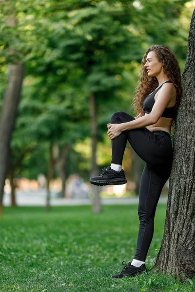 Žena dělá strečink cvičení před spuštěním — Stock fotografie