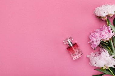 şişe parfüm ve şakayık çiçekleri