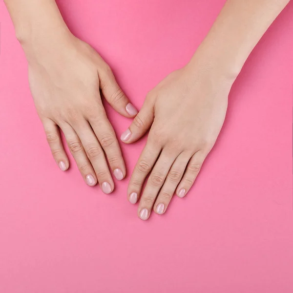 Mani femminili con manicure rosa — Foto Stock