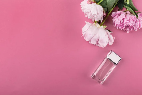 Bouteille de parfum et de fleurs de pivoine — Photo