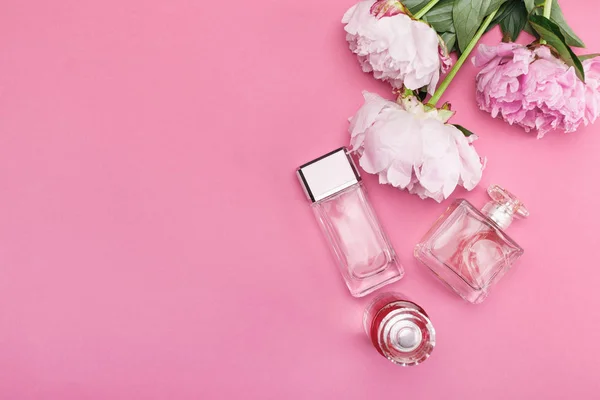 Láhev parfém a Pivoňka květy — Stock fotografie