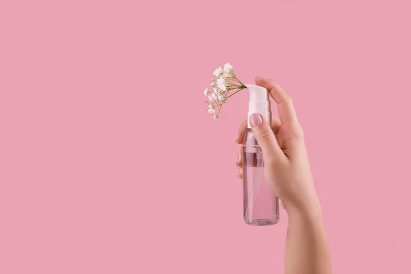 Frasco de perfume con aroma a spray de flores — Foto de Stock